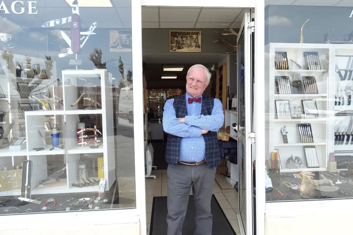 Hubert, artisan coutelier, devant la boutique Le Galant à Serrières.